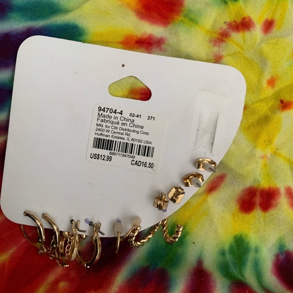 8 Pairs of claire's gold earrings - Picture 3 of 5